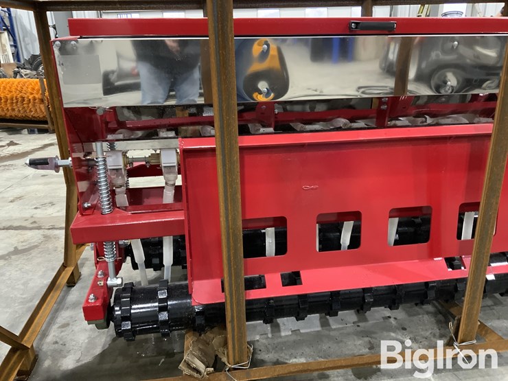 2025-massey-ferguson-730-image-12