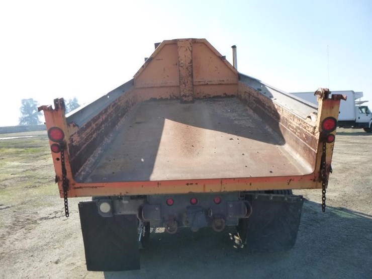 2001-freightliner-fl70-image-25