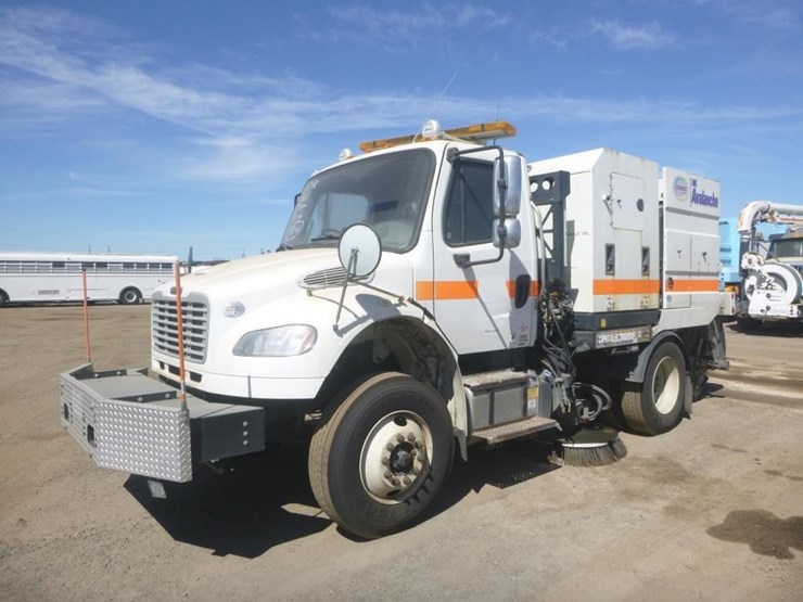 2017-freightliner-m2-106-image-1