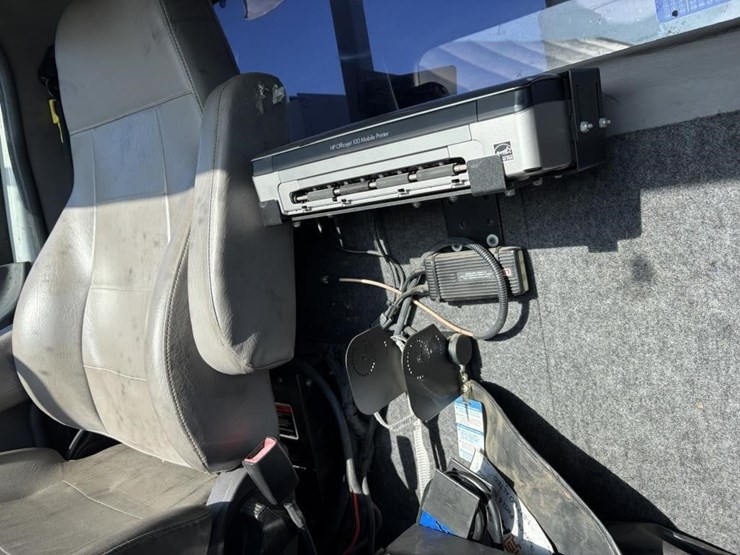 2014-freightliner-m2-106-image-19