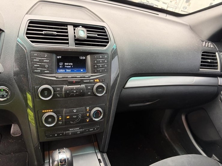 2019-ford-explorer-xlt-image-16