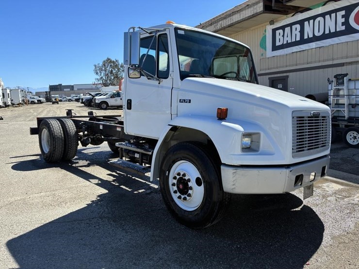 2003-freightliner-fl70-image-2