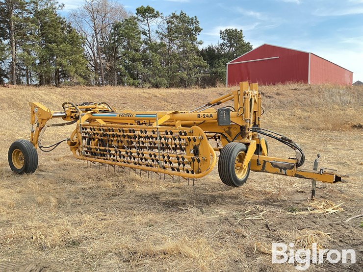 2001-vermeer-r24a-image-3