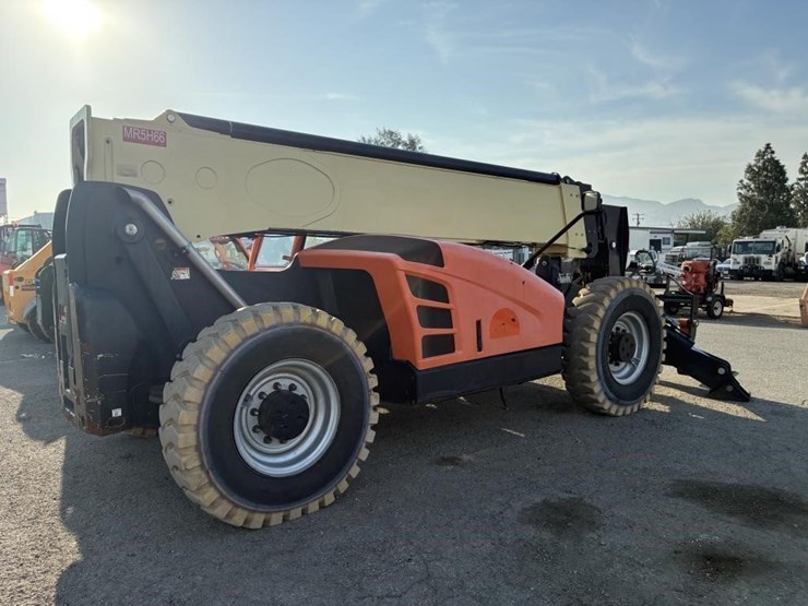 2015-jlg-1055-image-3