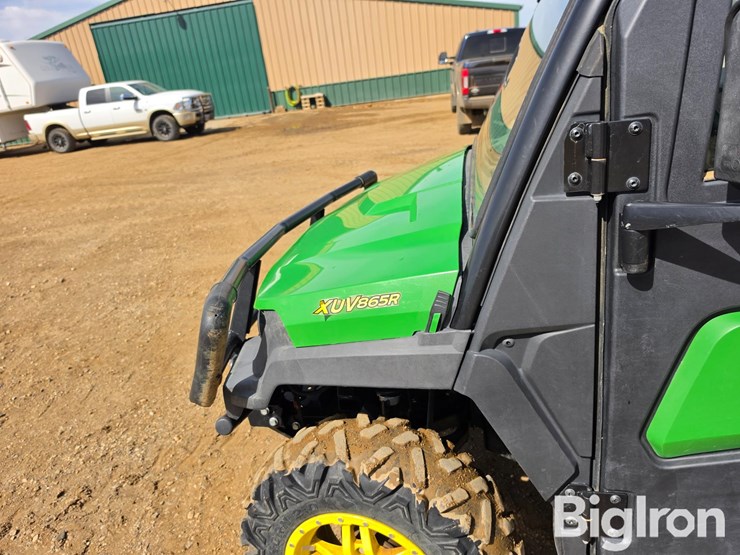 2021-john-deere-gator-image-16