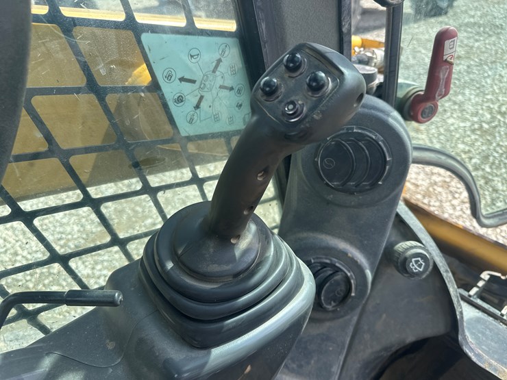 2017-caterpillar-239d-image-33