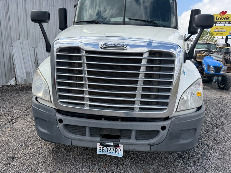 2018-freightliner-122sd-image-40