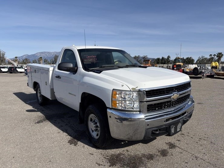 2010-chevrolet-silverado-2500-image-2