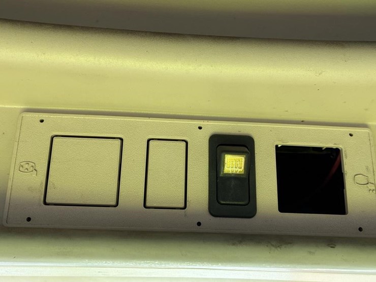 2004-john-deere-6420-image-26