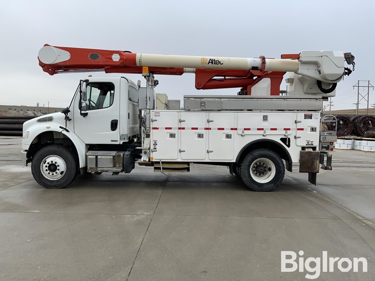 2012-freightliner-m2-106-image-16