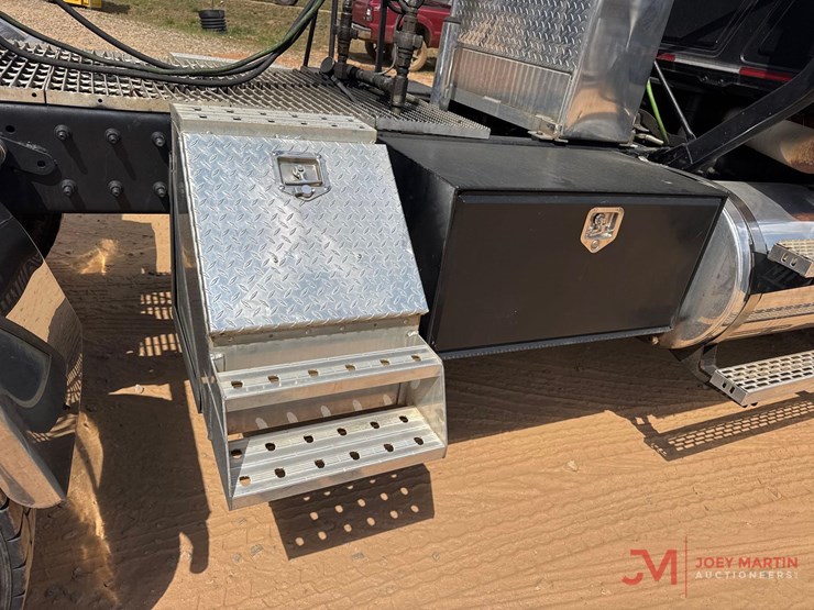 2001-mack-ch613-image-21