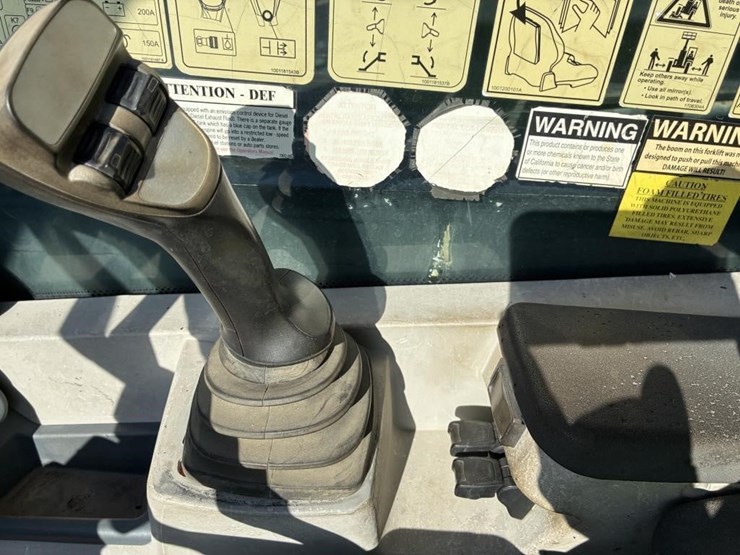 2015-jlg-1055-image-17