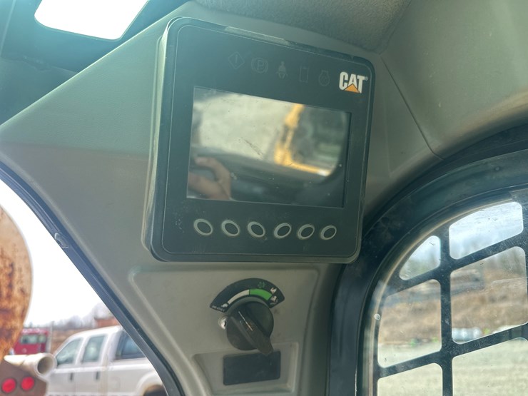 2017-caterpillar-239d-image-36