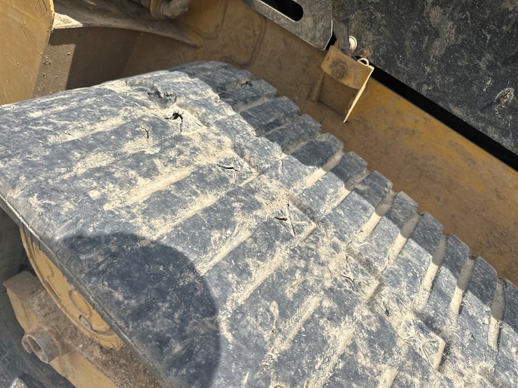 2019-caterpillar-239d-image-60