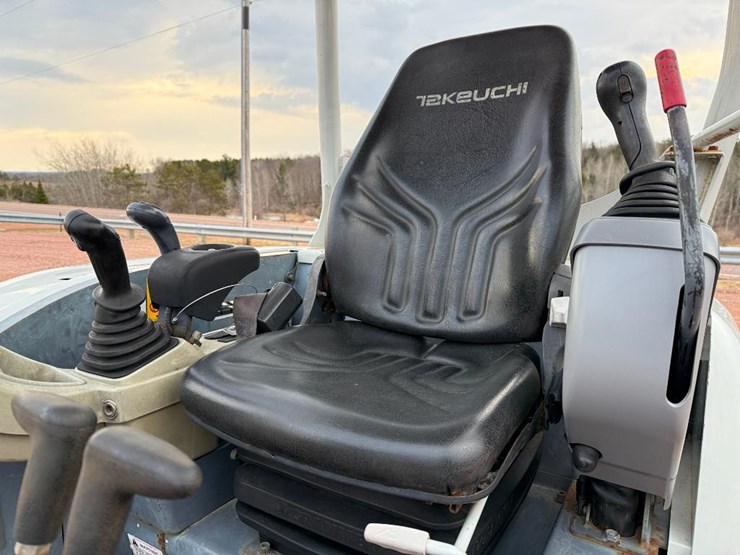 takeuchi-tb235-2-image-47