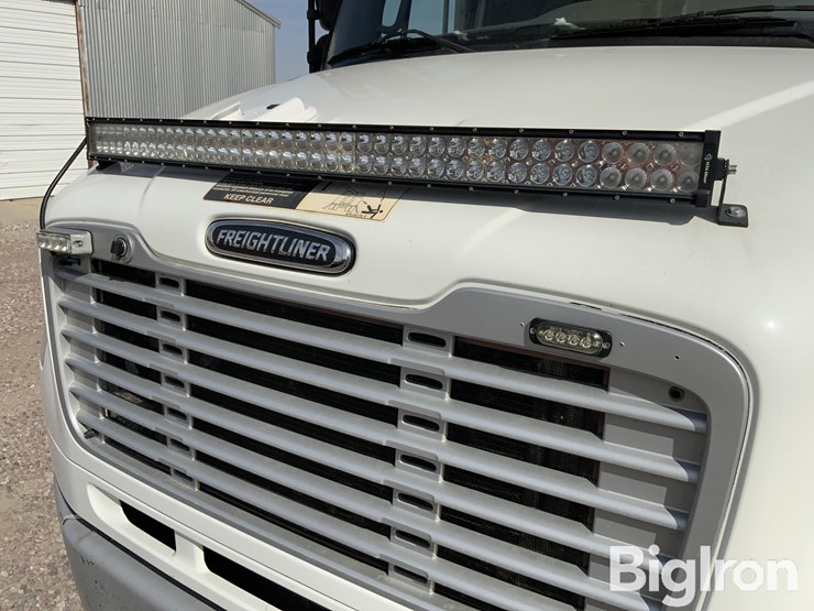 2010-freightliner-m2-106-image-9