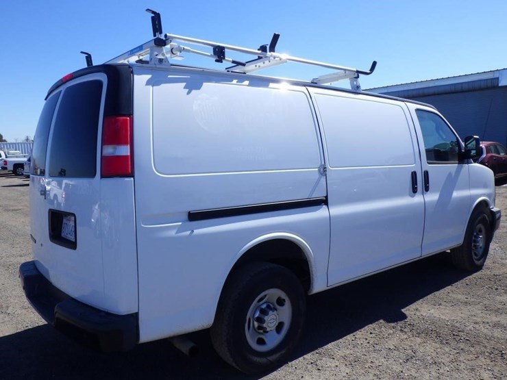 2017-chevrolet-express-2500-image-3