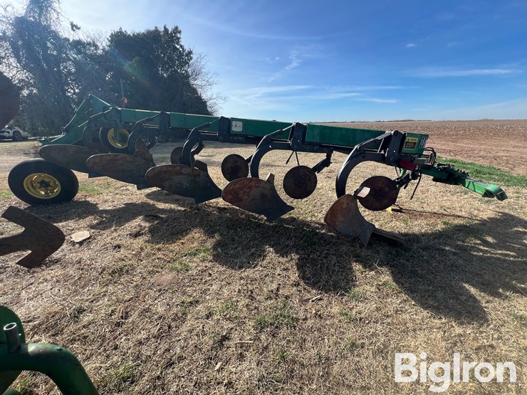 john-deere-2810-image-4