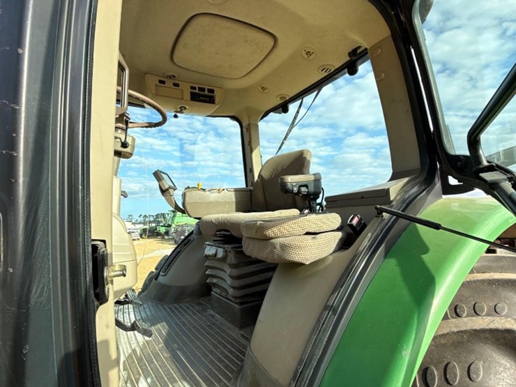 2012-john-deere-8260r-image-23