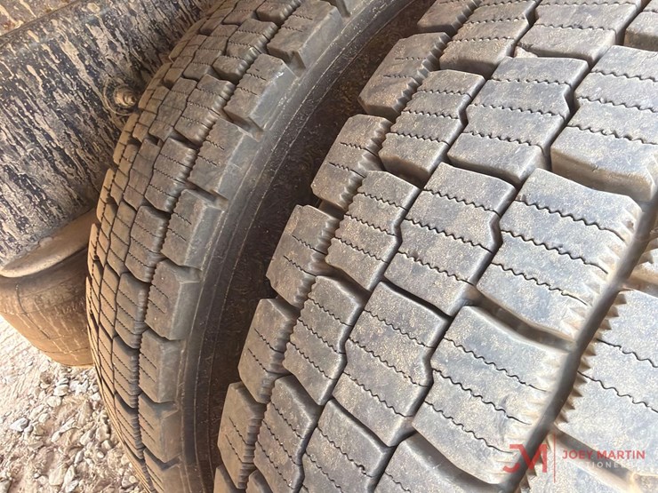 peterbiltpb337-service-truck-image-13