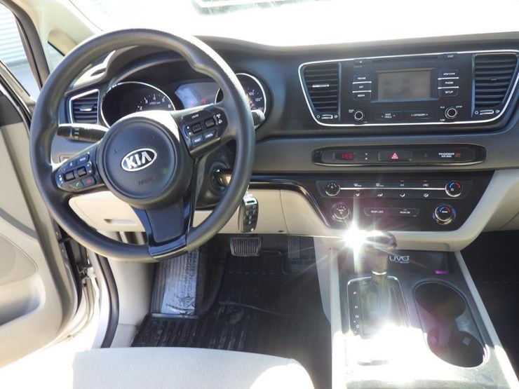 2016-kia-sedona-image-9