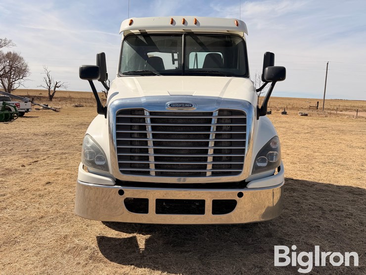 2015-freightliner-cascadia-125-image-2