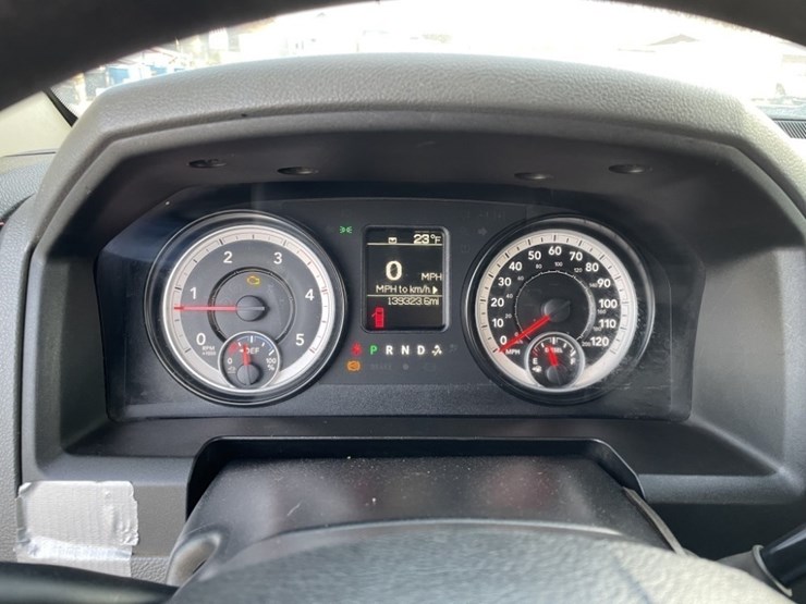 2014-ram-5500-crew-cab-4x4-flatbed-truck-image-17