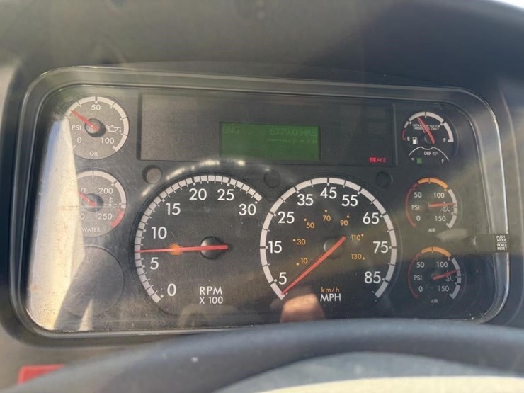 2018-freightliner-m2-106-image-15