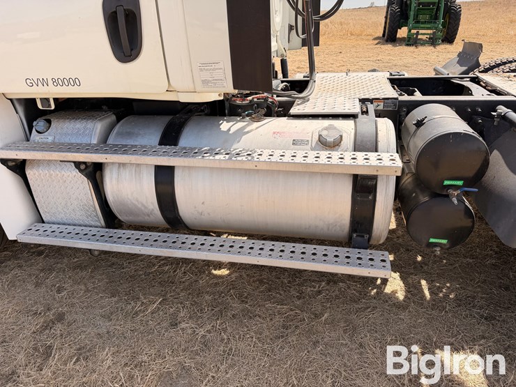 2015-freightliner-cascadia-125-image-18