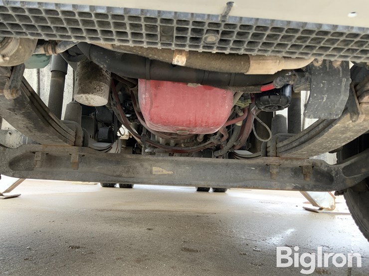 2016-freightliner-m2-106-image-18