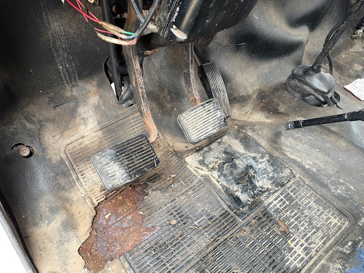 #113-•-1982-international-1754-single-axle-grain-truck-(has-wi-title)-image-50