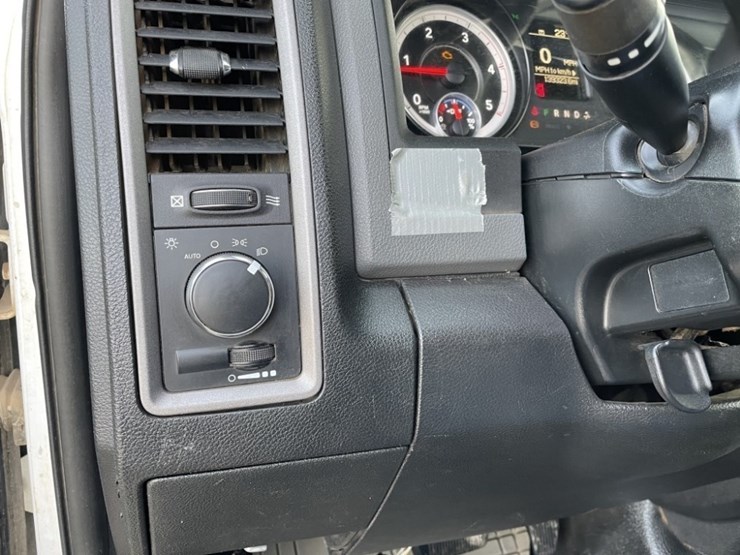 2014-ram-5500-crew-cab-4x4-flatbed-truck-image-21