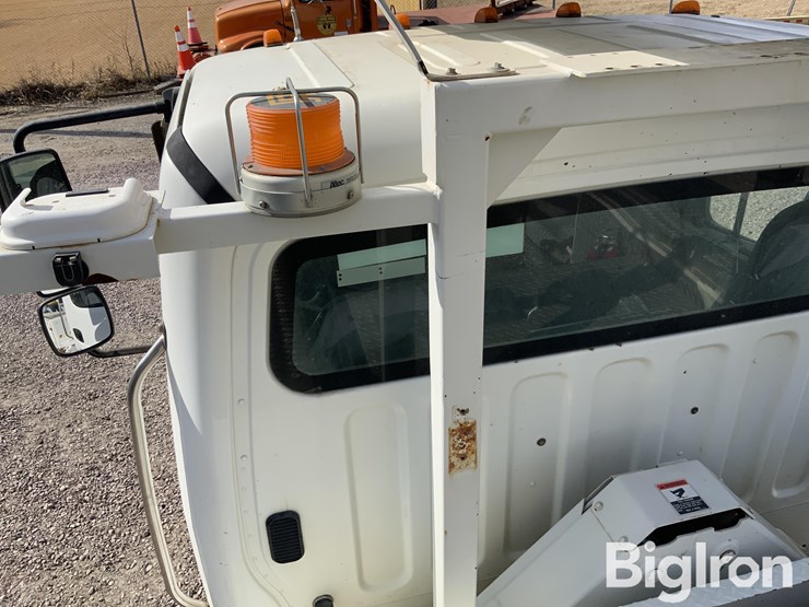 2010-freightliner-m2-106-image-16