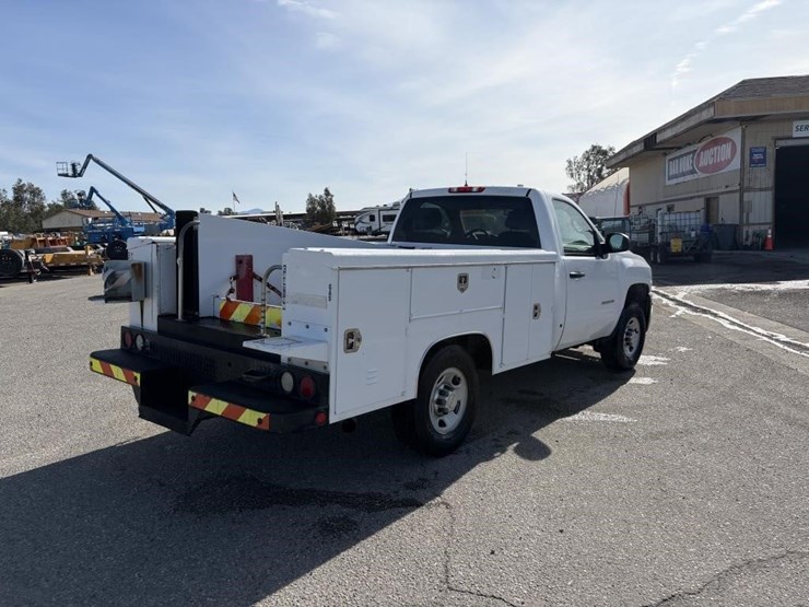 2010-chevrolet-silverado-2500-image-3