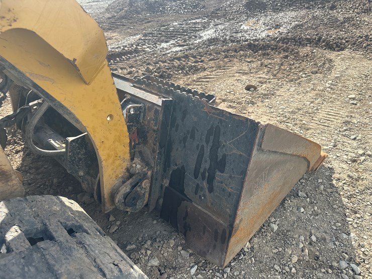 2017-caterpillar-239d-image-28