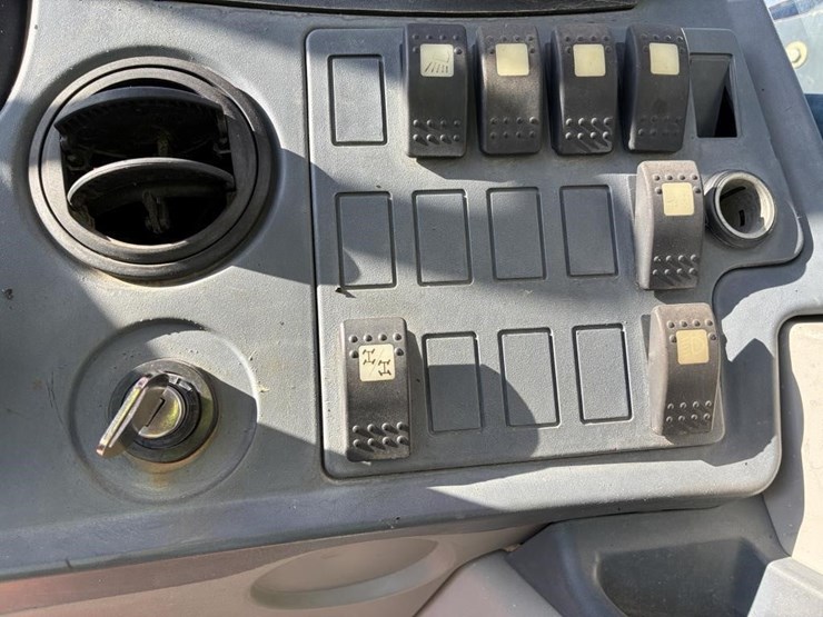 2015-jlg-1055-image-15