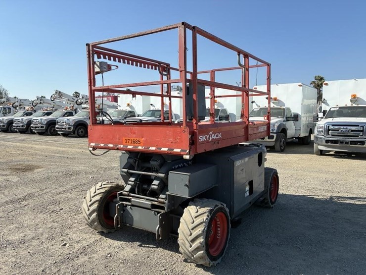 2018-skyjack-sj6826rt-image-3