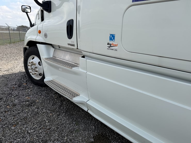 2018-freightliner-122sd-image-33