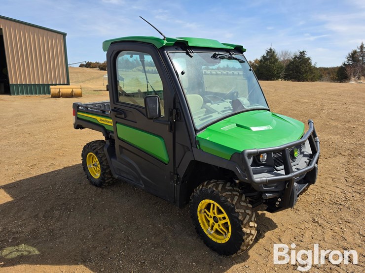 2021-john-deere-gator-image-3