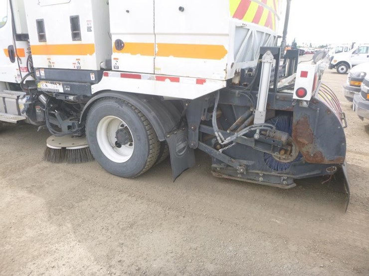 2016-freightliner-m2-106-image-11