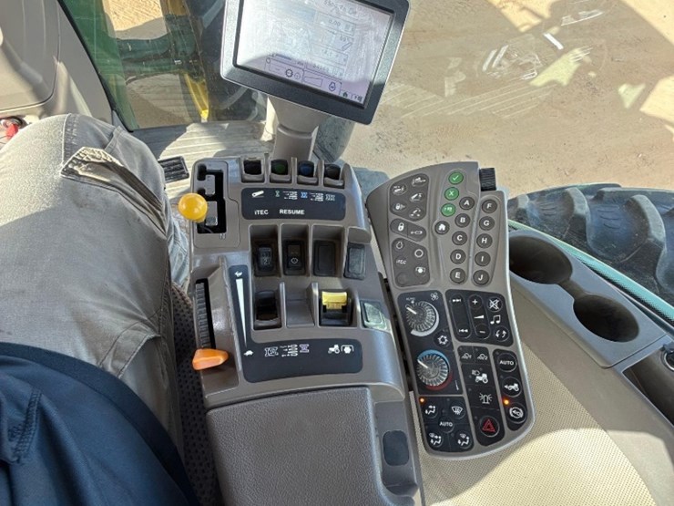 2012-john-deere-8260r-image-26