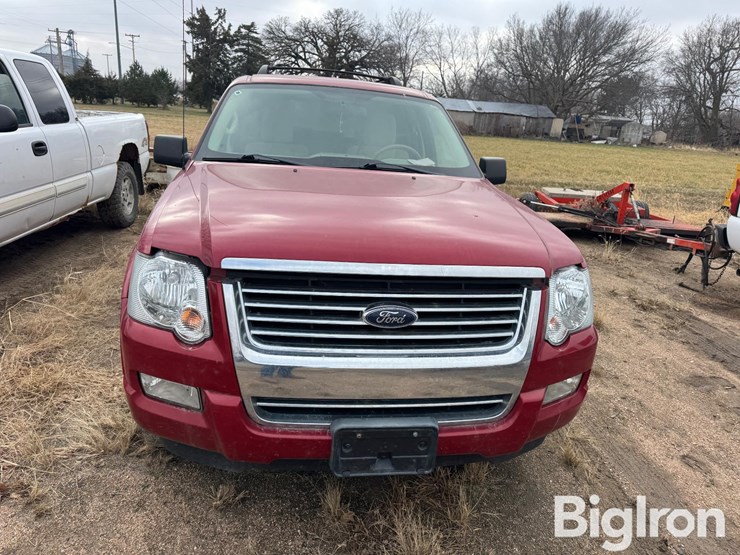 2010-ford-explorer-xlt-image-2