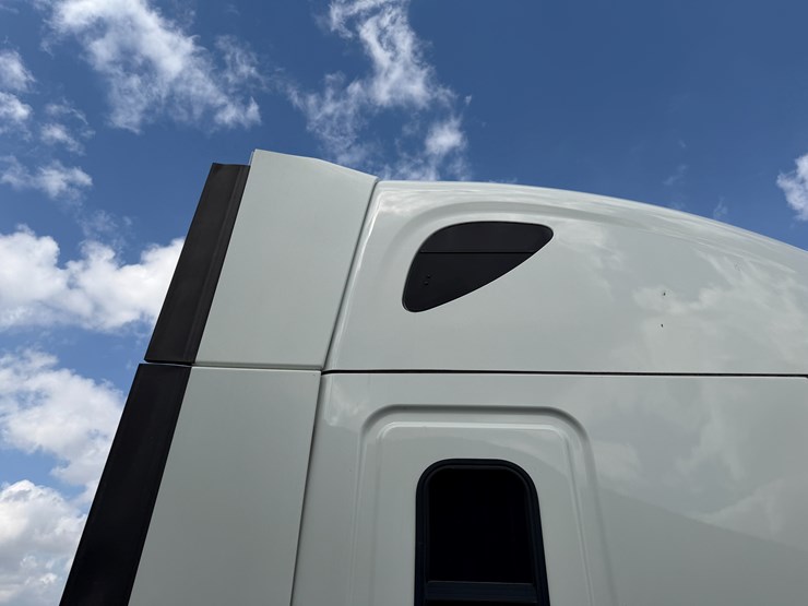 2018-freightliner-122sd-image-49