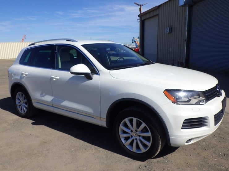 2012-volkswagen-touareg-image-2