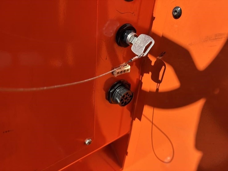 2016-jlg-8042-image-32