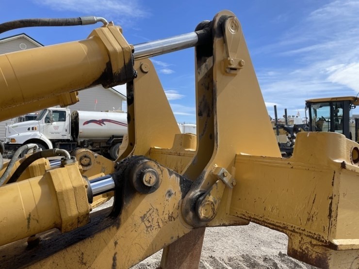 2015-caterpillar-d8t-image-35