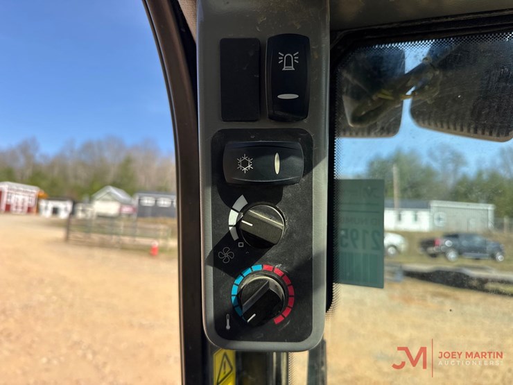 2023-jcb-2ts-7t-image-22