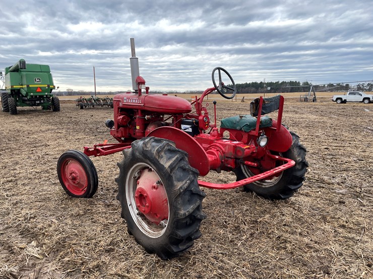 #108-•-mccormick-farmall-b-gas-tractor-image-2