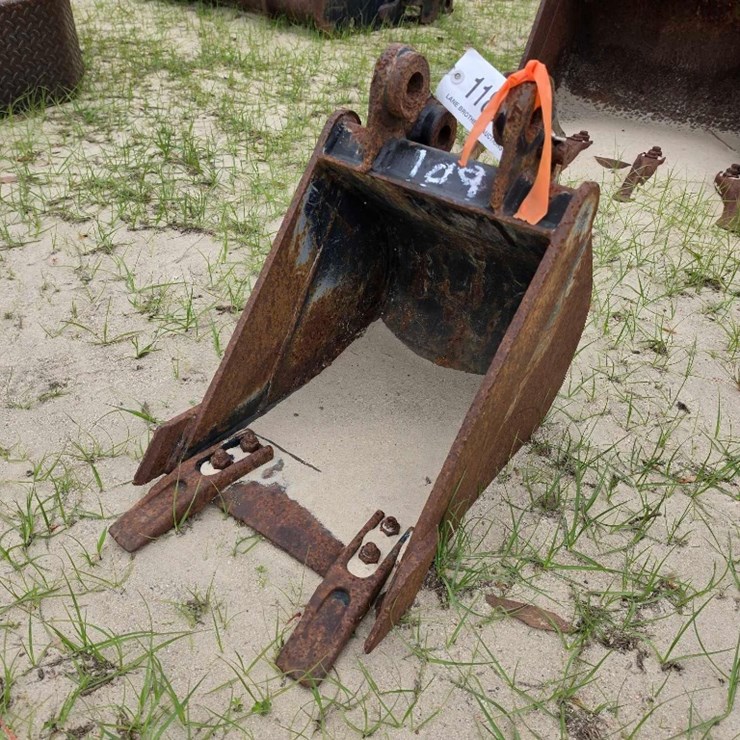 109 - NEW 12" JCB BUCKET