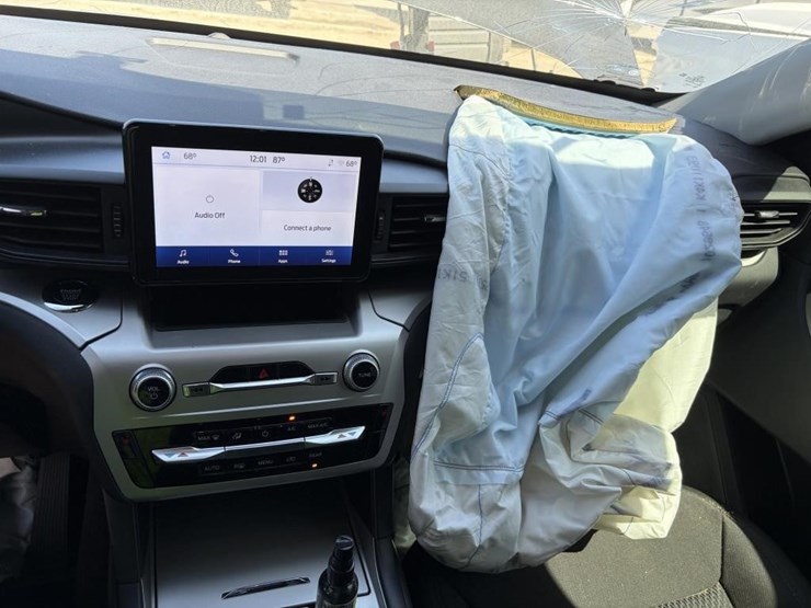 2022-ford-explorer-image-16